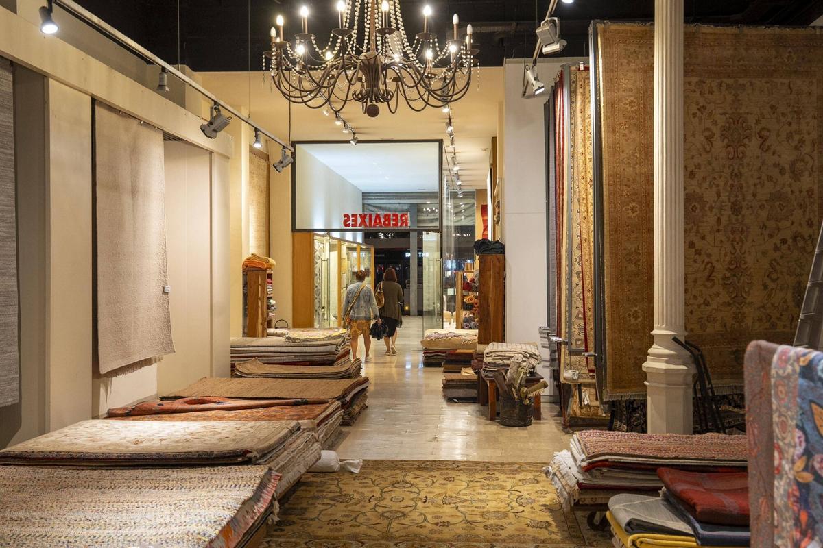 El interior de la tienda, un oasis de silencio en contraste con el bullicio de Urquinaona.