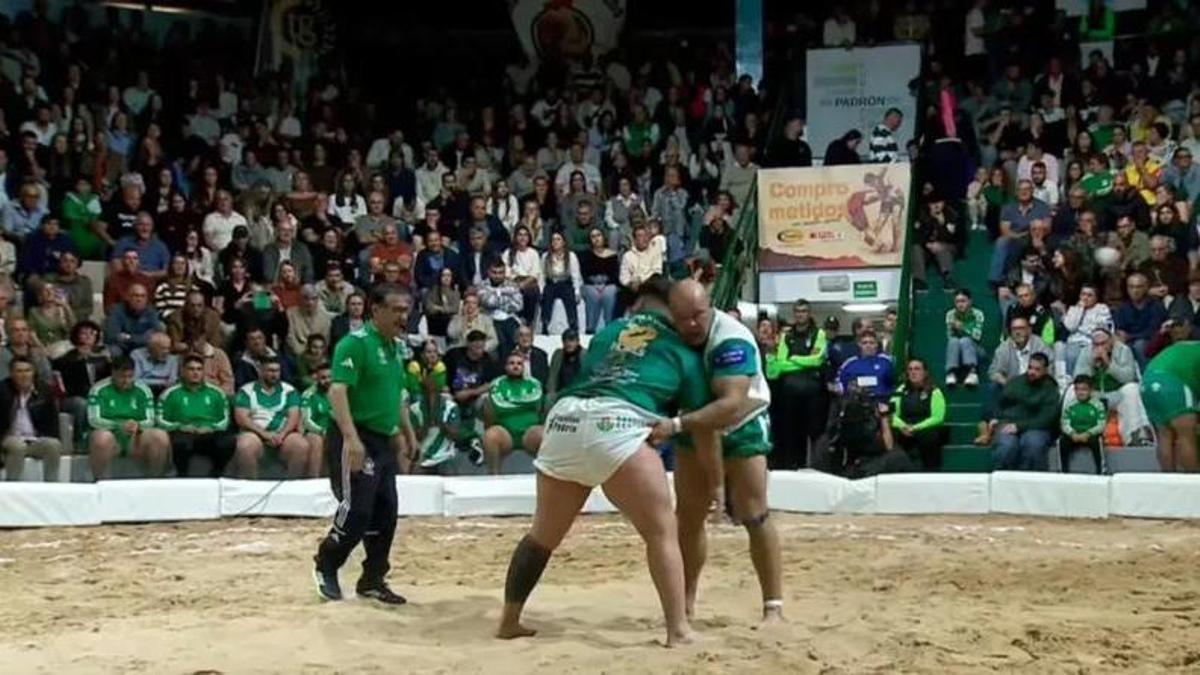 Una agarrada de la luchada entre el Maxorata y el Unión Antigua en la final de la Liga Cabildo de Fuerteventura