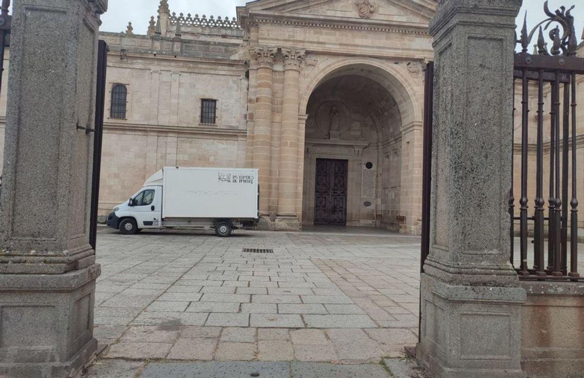 Un camión de la Fundación Edades del Hombre en el atrio de la seo. | J. N.