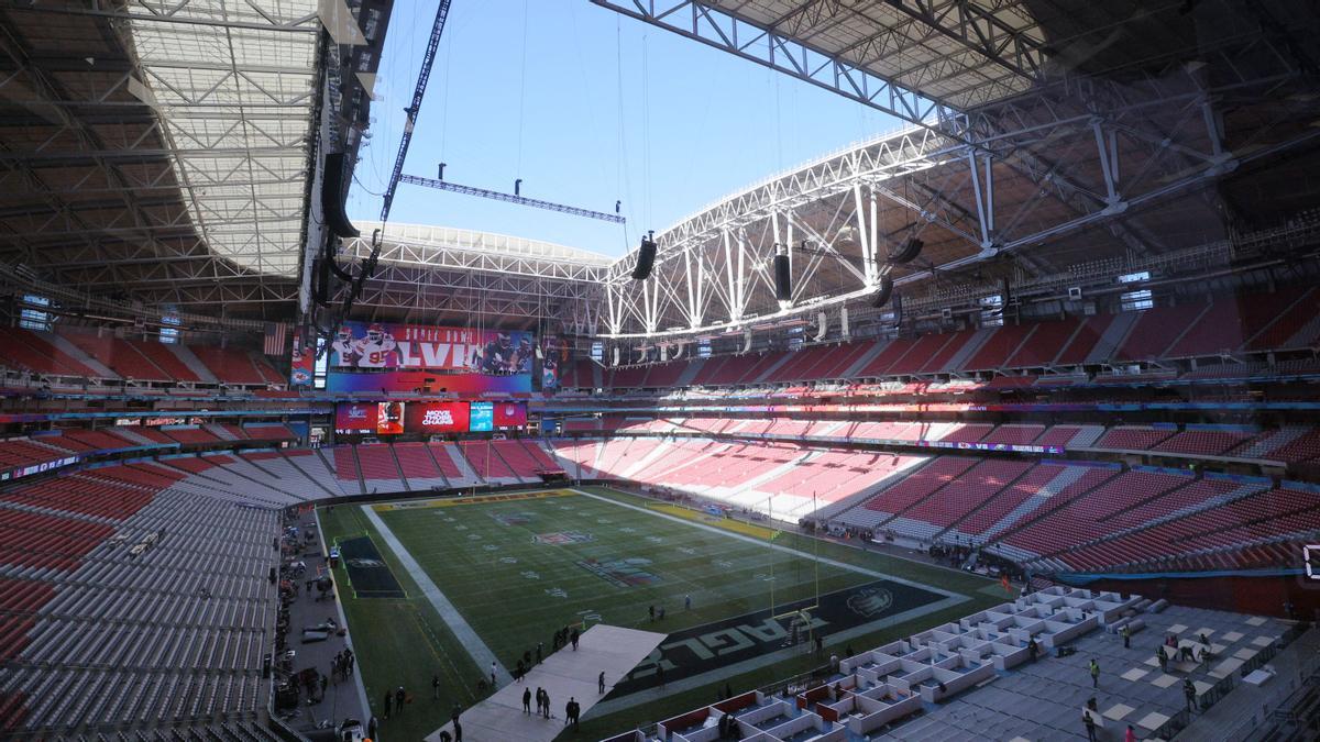 Preparativos en el State Farm Stadium de la ciudad de Glendale, Arizona, que acoge esta noche la final de la Super Bowl