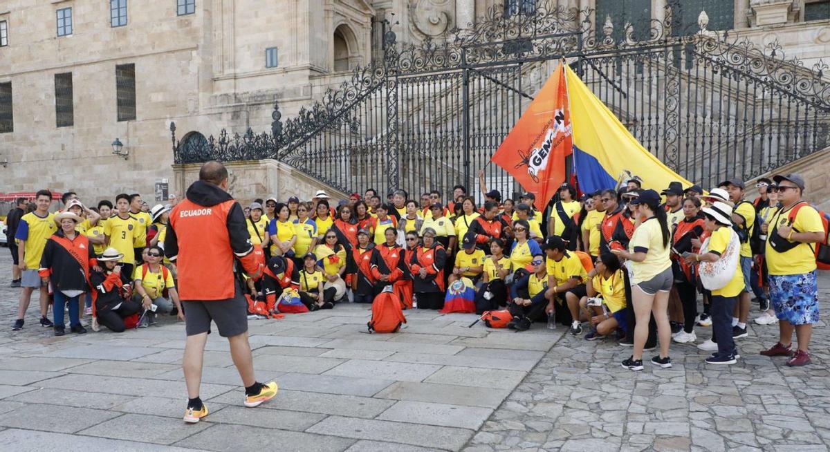 Un grupo de jóvenes católicos de Ecuador posando ayer ante la Catedral de Santiago / antonio hernández