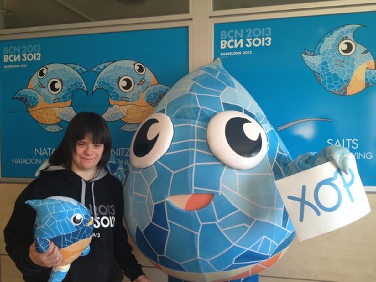 Anna Vives, amb la mascota del Mundial de BCN 2013, ’Xop’ Anna Vives, amb la mascota del Mundial de BCN 2013, ’Xop’