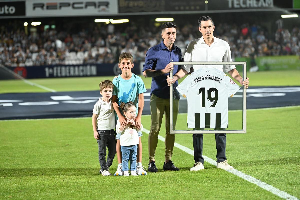 Junto a Voulgaris y sus hijos, homenajeado en el SkyFi Castalia.