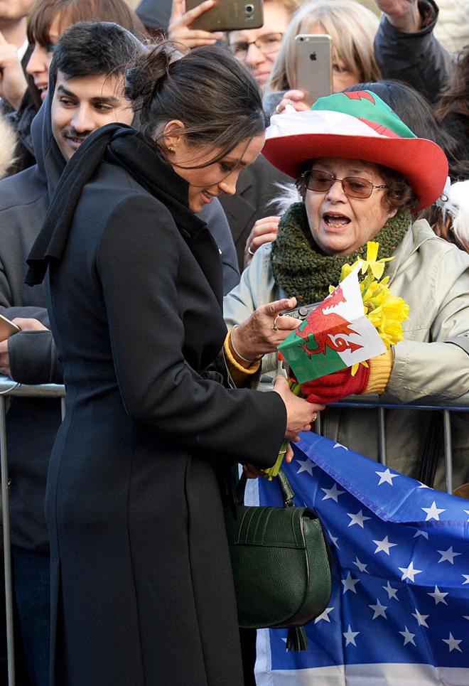 Detalle del bolso de asa verde de Demellier London de Meghan Markle