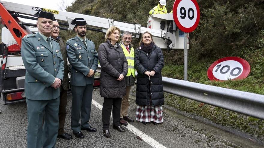 Varias autoridades posan junto a los trabajadores que cambian una señal que limita la velocidad a 100 por hora por otra que lo hace a 90.