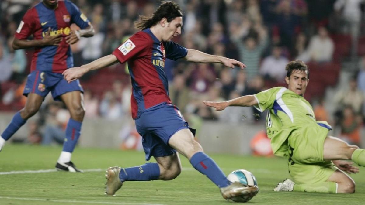 Leo Messi culmina su maravilloso gol ante el Getafe de hace diez años.