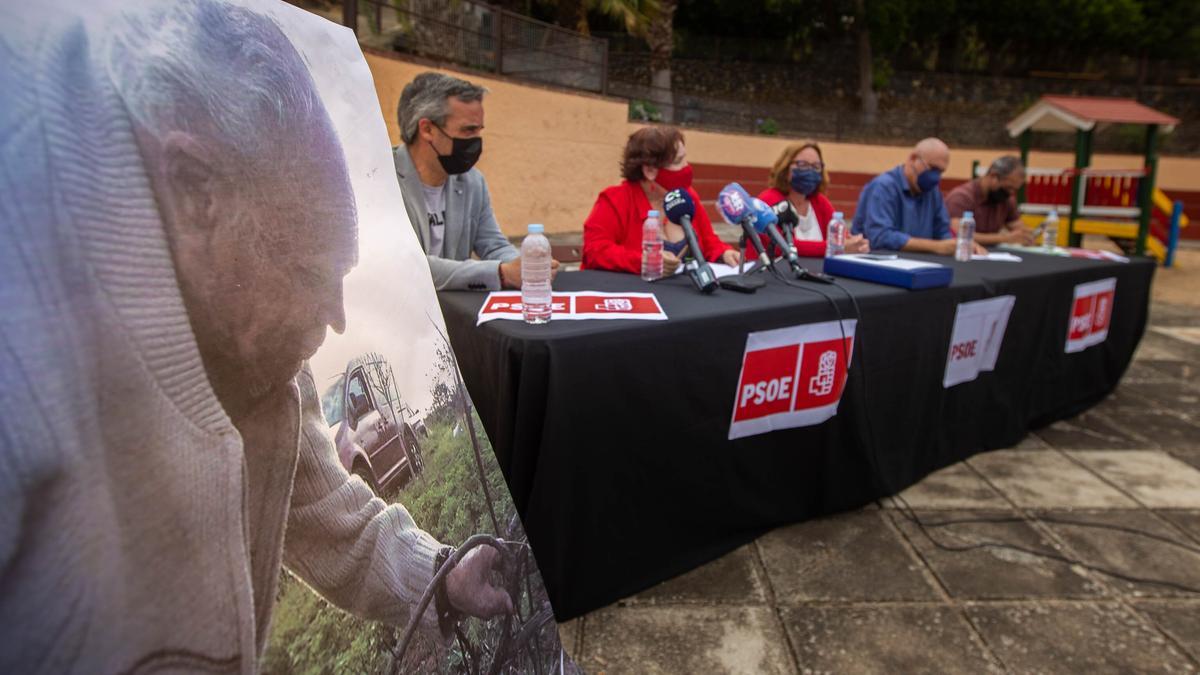 Una foto de Pedro Vargas presidió la rueda de prensa de Domínguez, Velázquez, Borges, Silva y González.