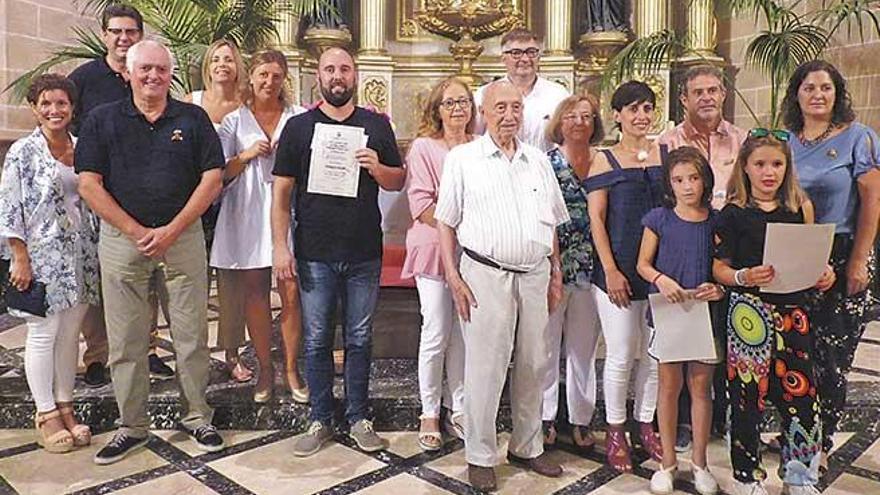 Foto de familia de los ganadores del certamen, con organizadores y miembros del jurado.