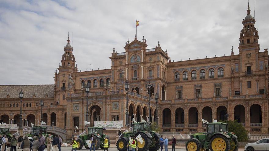 En directo, cortes de tráfico por la tractorada en Sevilla: el campo alza la voz contra Mercosur tras los destrozos por las borrascas