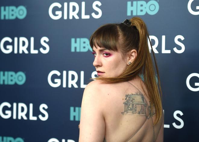 La mirada de Lena Dunham en rosa