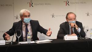 El director general del Teatro Real, Ignacio Garcia-Belenguer (izquierda) y el presidente del patronato, Gregorio Marañón, el lunes, aclarando lo ocurrido en la ópera de Madrid.