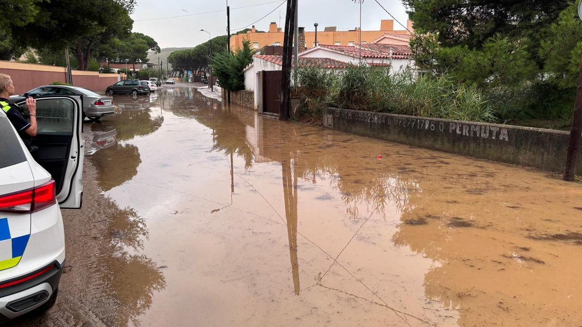 Una calle de L'Escala afectada por las lluvias.