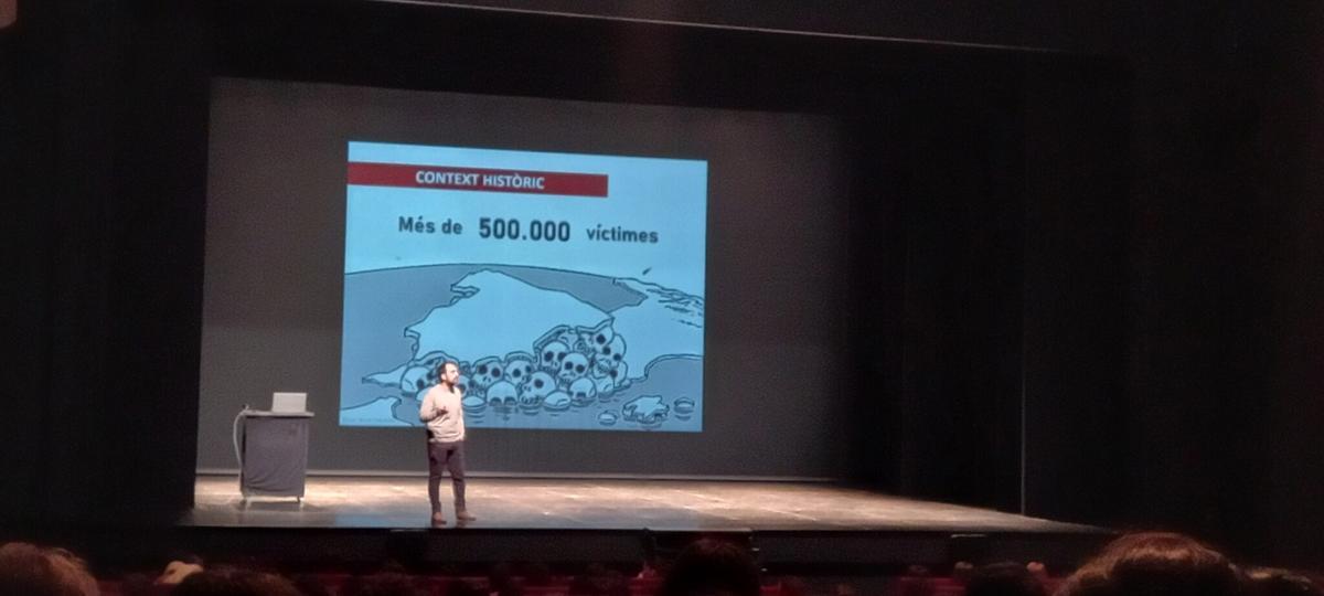 René Pacheco en una xerrada davant alumnes de secundària