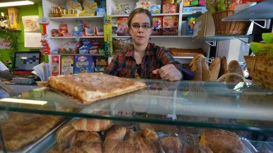 María Ferreira, en su negocio situado en el centro del pueblo. // G. S.