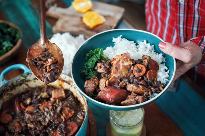 La feijoada suele ir acompañada de arroz y naranjas.