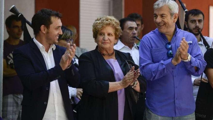 Carmen Avendaño y Carlos Sobera, con Rubén Riós (iz.), durante el homenaje.