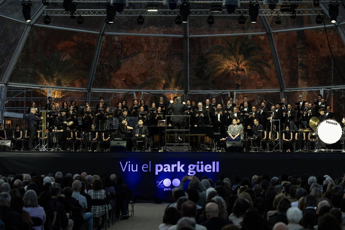 Concierto del Cor del Liceu a la Plaça de la Natura del Park Güell.