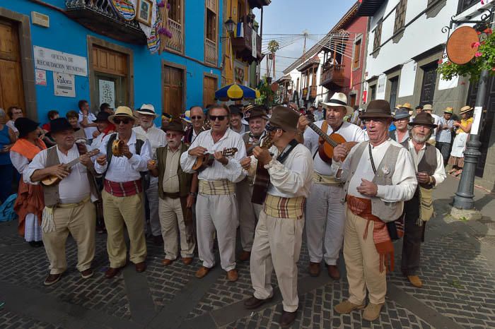 Carretas y grupos en la romería del Pino