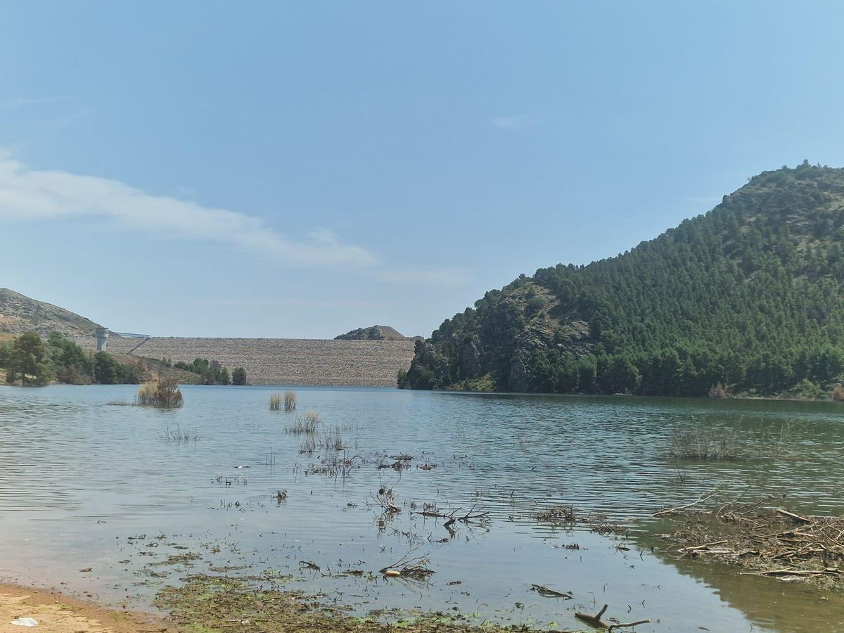 Mínima lámina de agua en Mularroya, que irá ganando nivel por fases, en una fotografía realizada este martes.