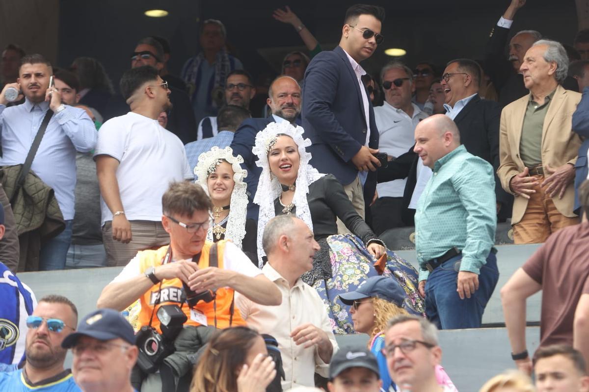 Los jugadores celebrando en el ascenso en el campo