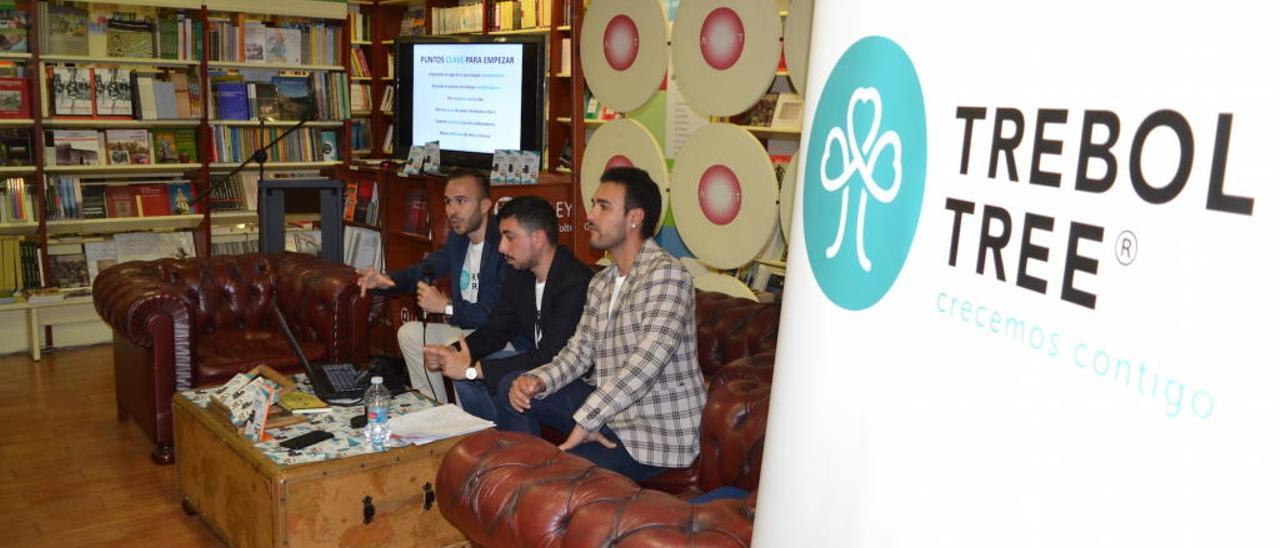 Los creadores de Trebol Tree en la presentación de la iniciativa en la libreria Argot