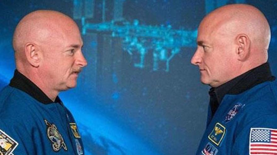 Scott Kelly (d) y su hermano gemelo Mark.