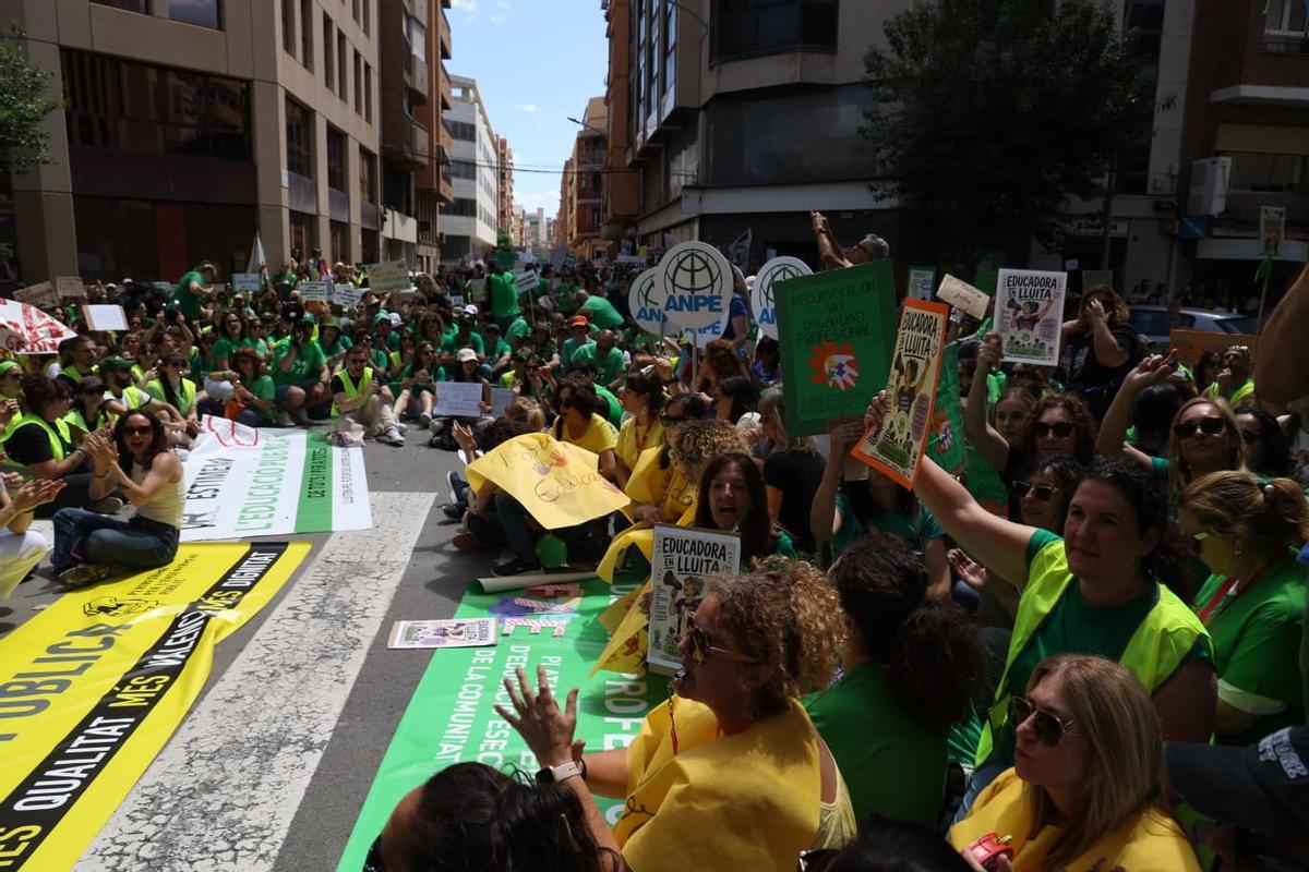 Protesta de los profesores frente a la sede territorial de Educación en Alicante