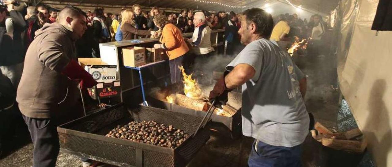 Reparto de castañas asadas en la celebración del magosto del año pasado. // Adrián Irago