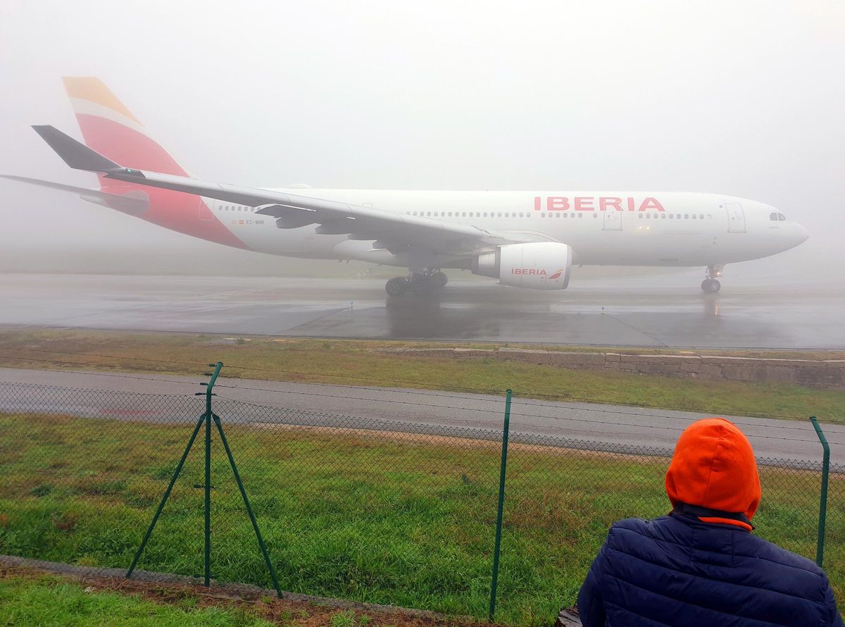 El gigante Airbus 330-200 que operó ayer en Peinador. Marta G. Brea