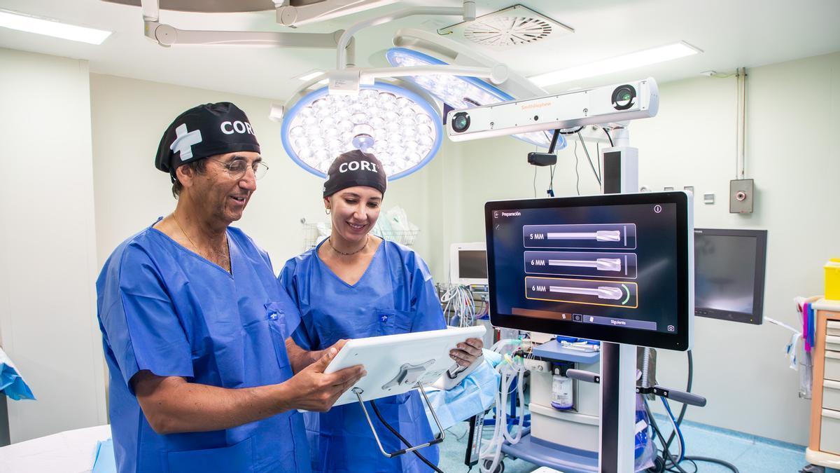 El robot CORI permite alcanzar un grado de precisión superior a las intervenciones tradicionales.