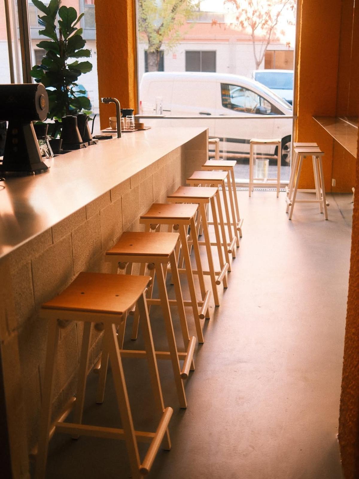 Interior del local Hola Coffee en Carabanchel