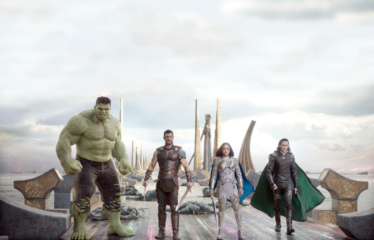 Imagen de la película de Marvel Studios 'Thor: Ragnarok'. Sobre el puente Bifröst se encuentran Hulk (Mark Ruffalo), Thor (Chris Hemsworth), Valkyrie (Tessa Thompson) y Loki (Tom Hiddleston).