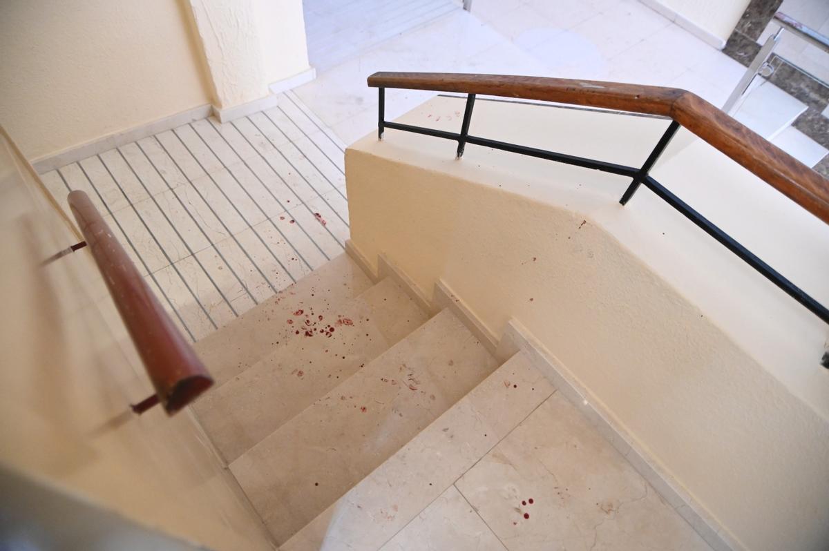 Restos de sangre en las escaleras del edificio de la calle Batalla de Lepanto, donde ha tenido lugar el apuñalamiento en la madrugada de este jueves.