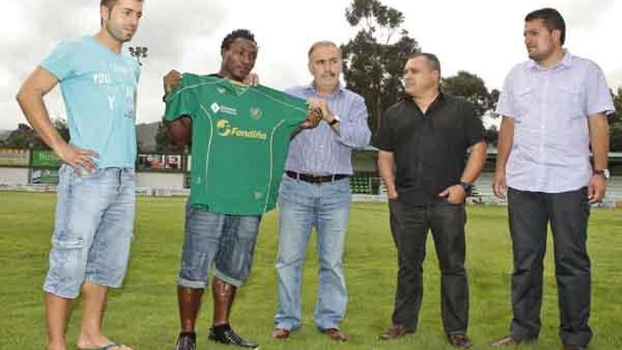 Presidente, entrenador y capitán del Coruxo presentan a Benjamin, último fichaje del club. // Adrián Irago
