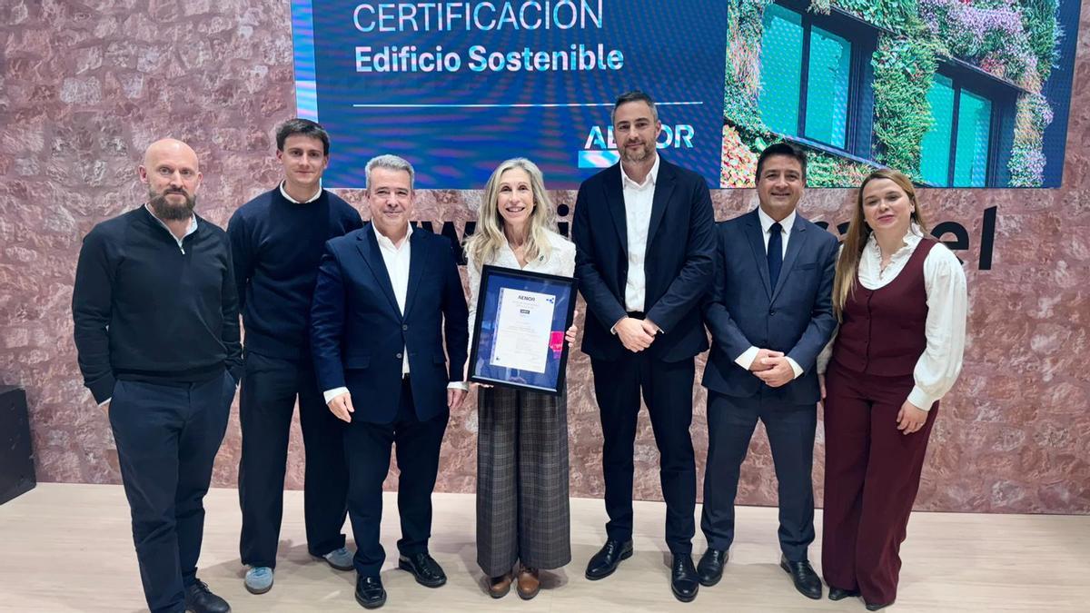 La alcaldesa de Carmen Ferrer ha recogido el premio en Fitur.