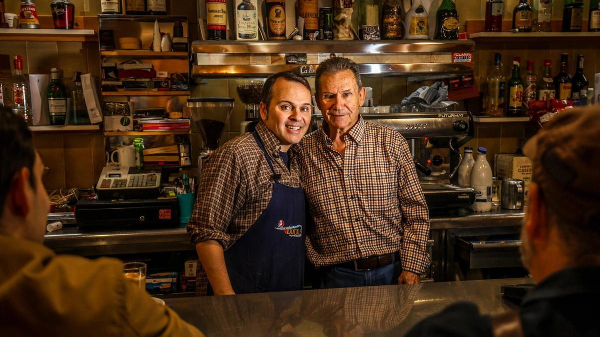 Javier Monte, con su padre, Casimiro Monte, este jueves, último día de funcionamiento del bar Casi, en la calle de Massens.