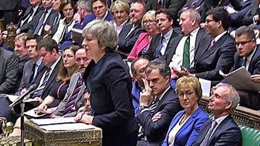 Theresa May es dirigeix als diputats després de la votació, ahir