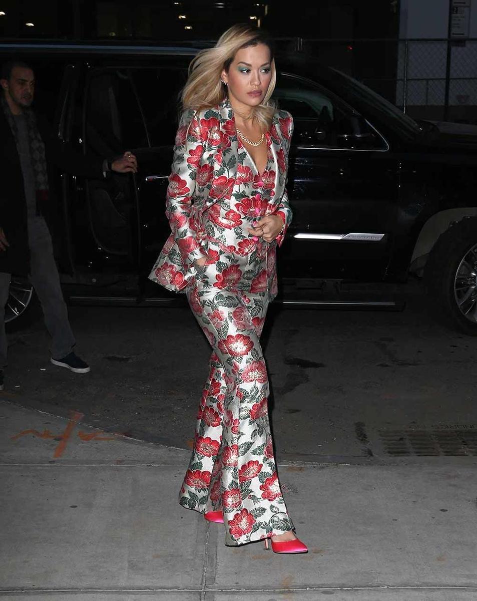 Rita Ora con traje de flores de Dolce & Gabbana