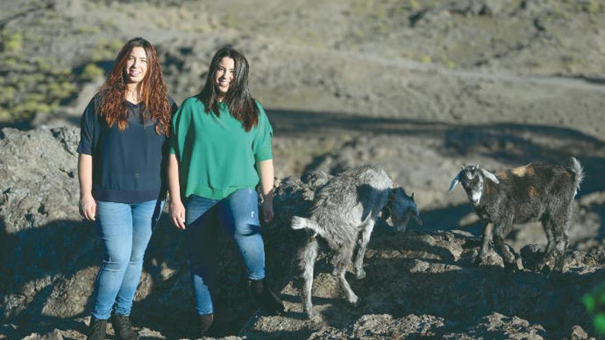 Beatriz (izquierda) y Natalia Mayor Monzón junto a dos de sus cabras en la zona de Ayacata, en la cumbre de Gran Canaria