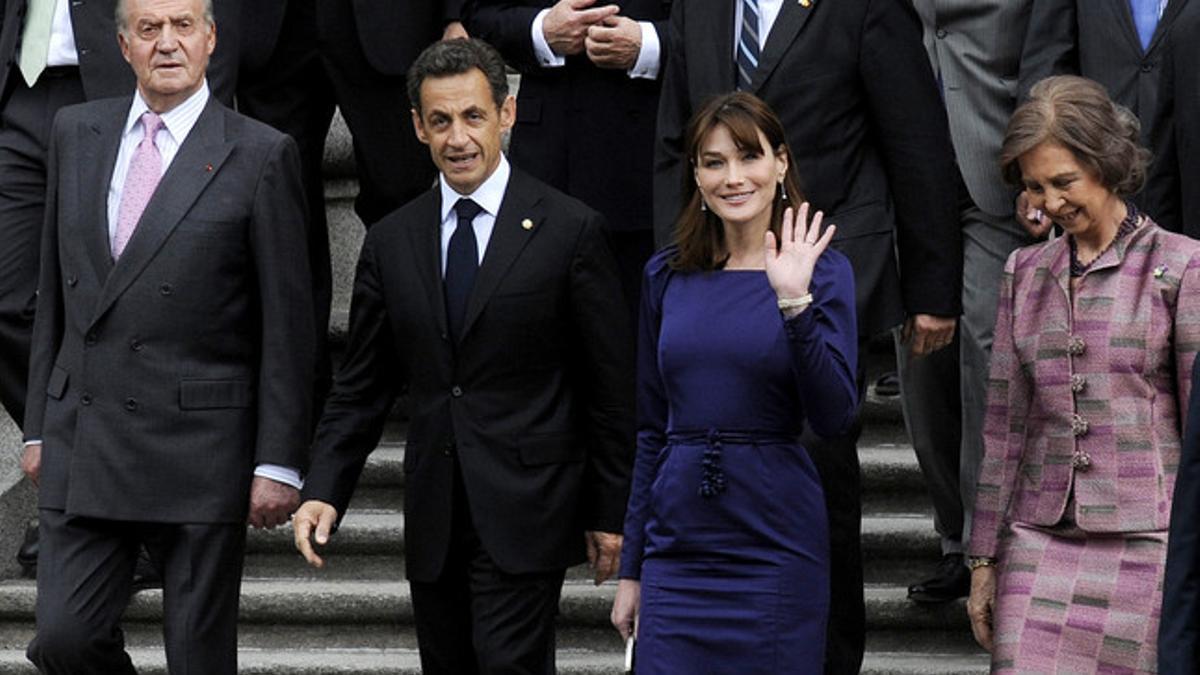 Juan Carlos y Sofía junto al presidente francés NIcolas Sarkozy y su esposa Carla Bruni en el 2009.