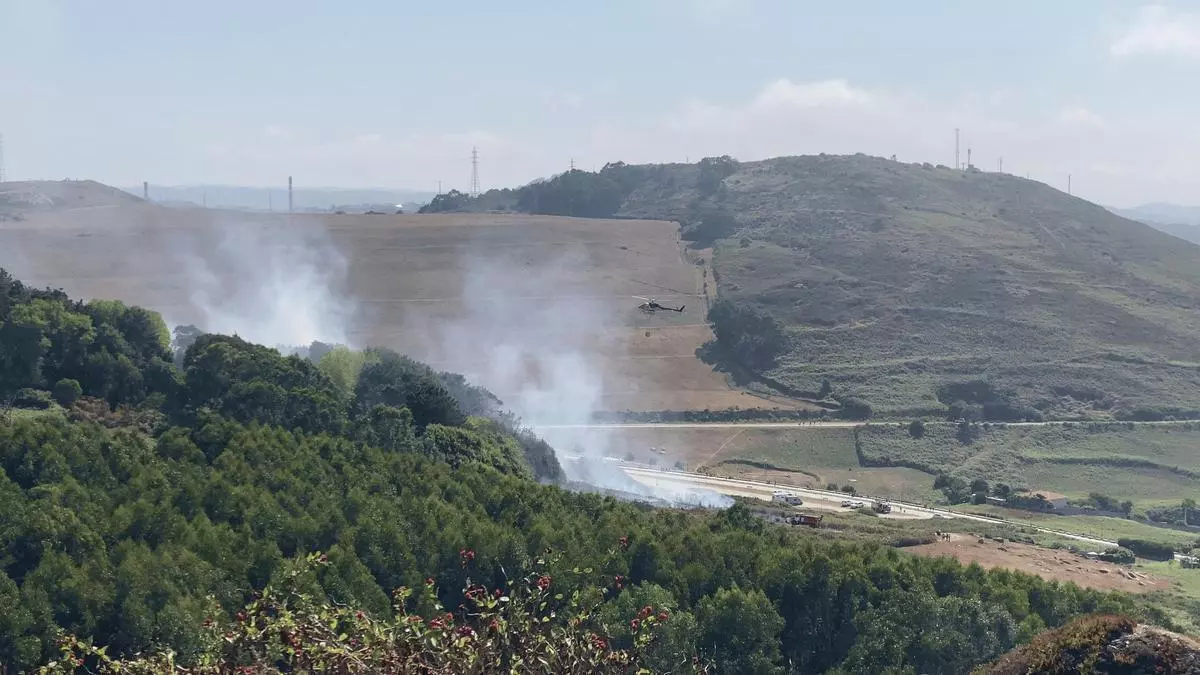Dos incendios forestales en A Coruña la tarde del eclipse: los bomberos reciben alertas en Penamoa y O Portiño y la Xunta despliega helicópteros