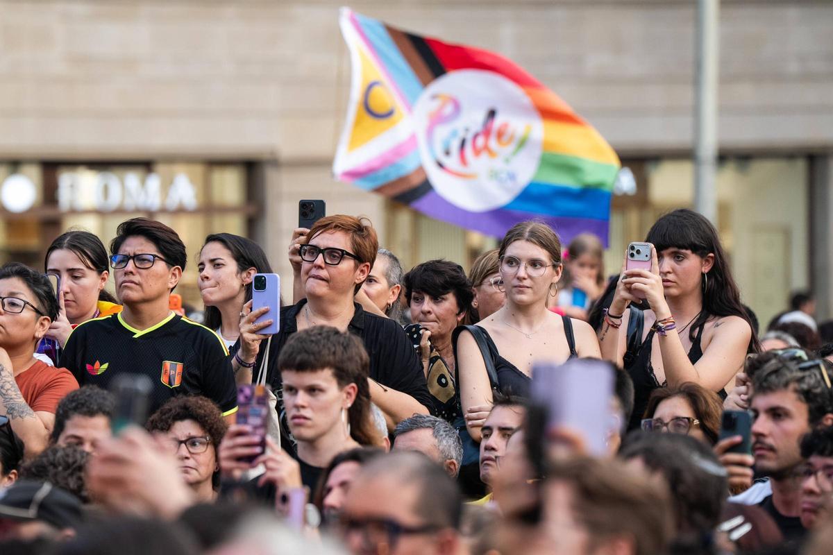 María Peláe, hace el pregón del Pride en la plaza Universitat
