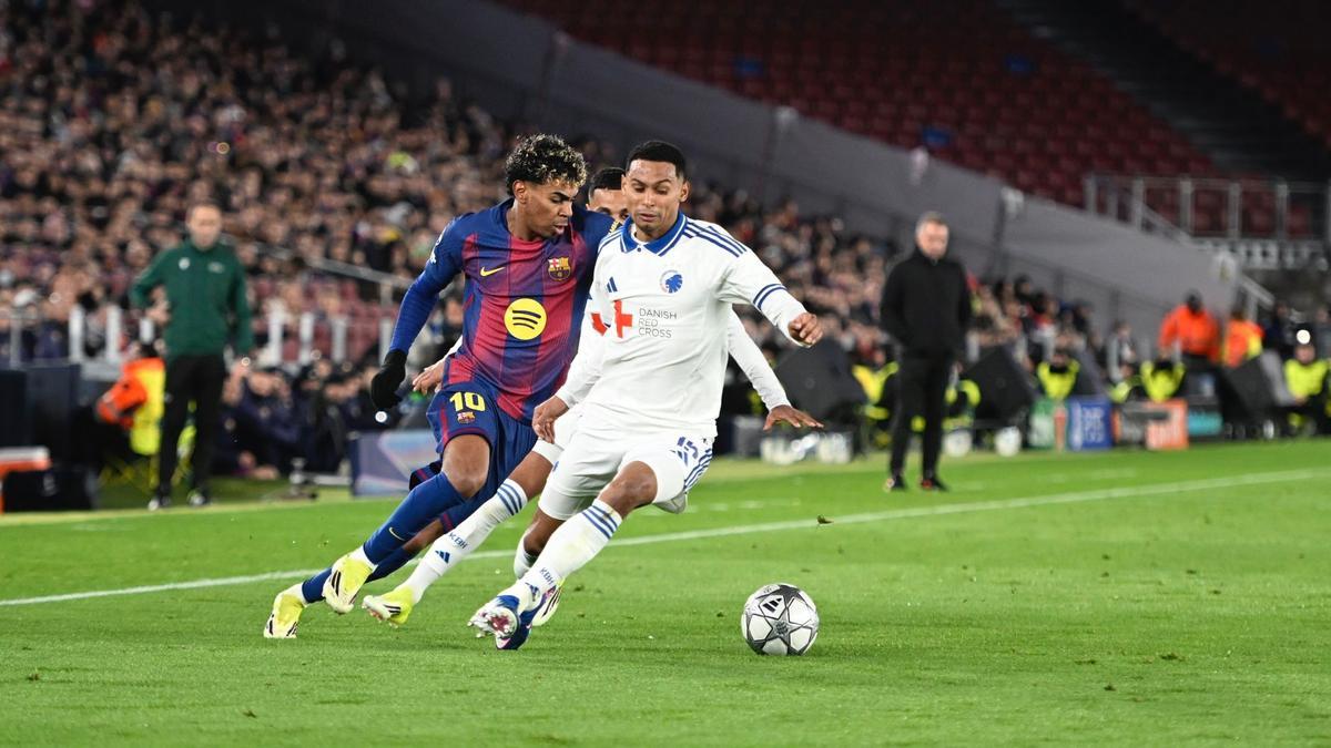 Lamine Yamal en una acción con Marcos López.