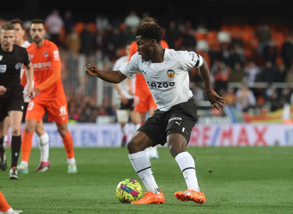 Yunus Musah durante un partido con el Valencia CF en Mestalla esta temporada