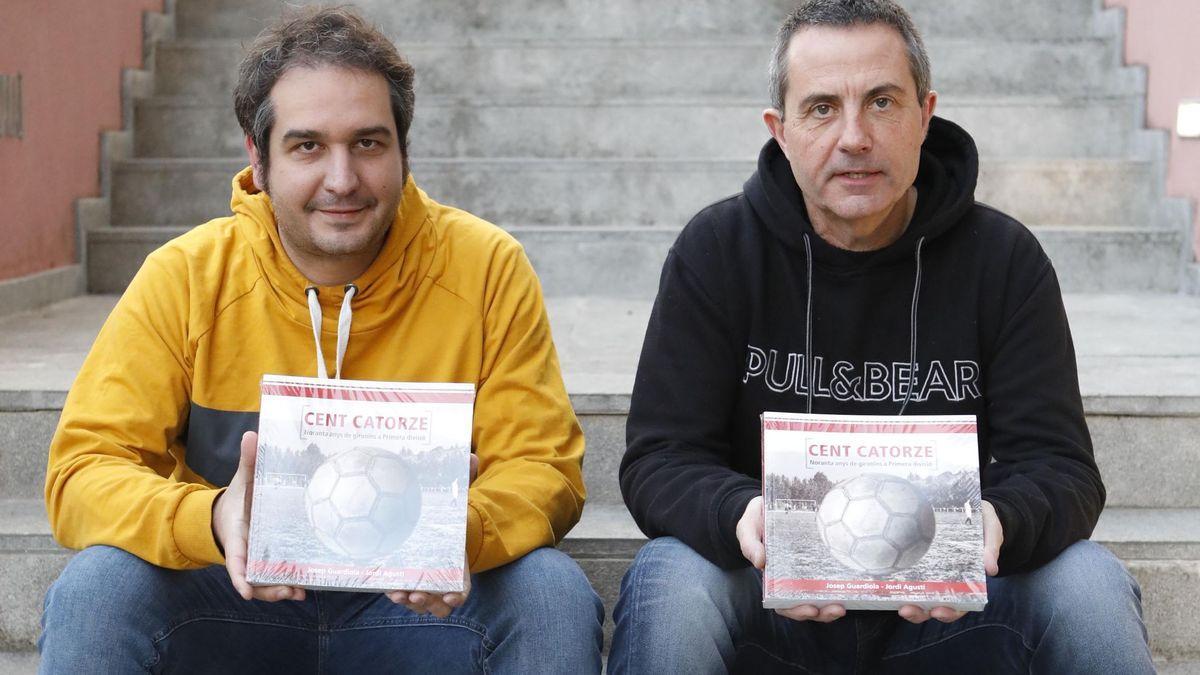 Agustí i Guardiola, amb dos exemplars del seu llibre