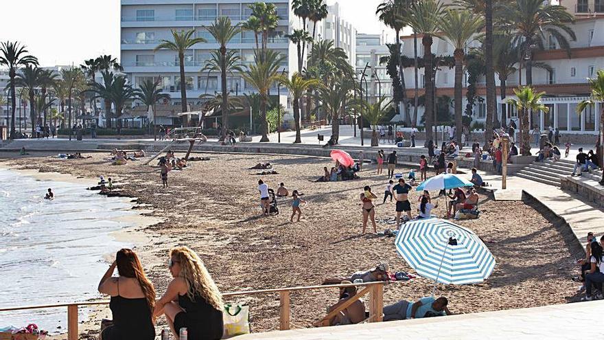  Imagen de la playa de ses Figueretes, donde la planta hotelera sigue cerrada mayoritariamente.  | V. M. 