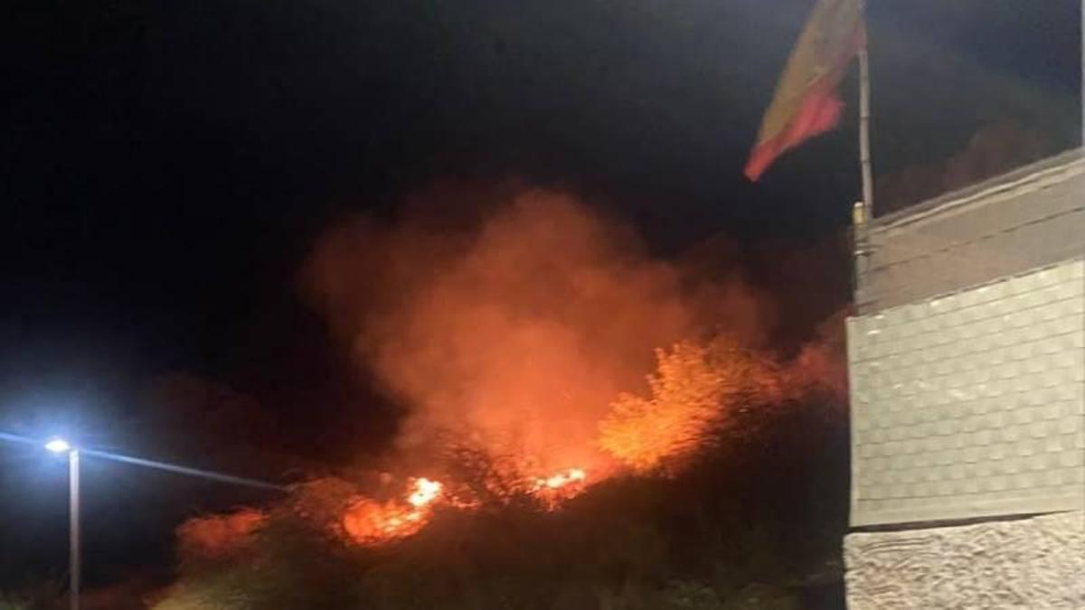 Unos petardos causan un incendio en las faldas del Cerro del Castillo de Yecla.
