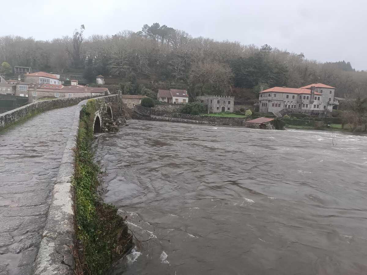 Nivel del río Tambre este viernes por la mañana en A Ponte Maceira, tras descender su altura un metro
