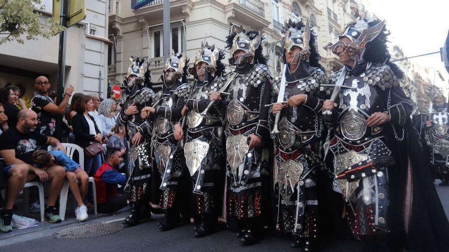 Un llibre repassa tots els vessants  de la celebració dels moros i cristians