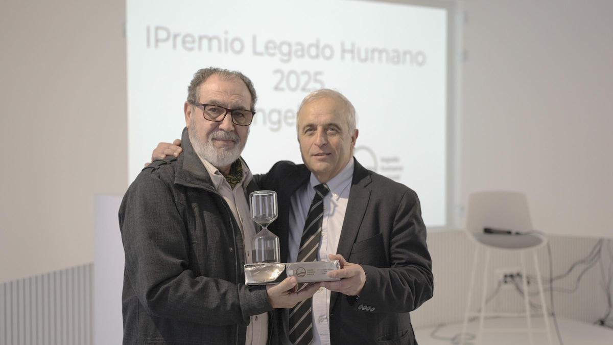 Raúl García, presidente de la Fundación Legado Humano Natural, hace entrega del premio a Ángel Haro